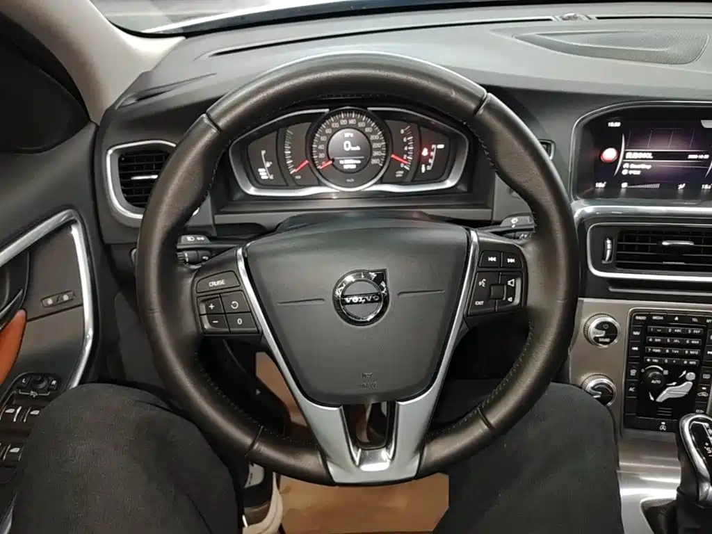 Volvo S60 — фото 10