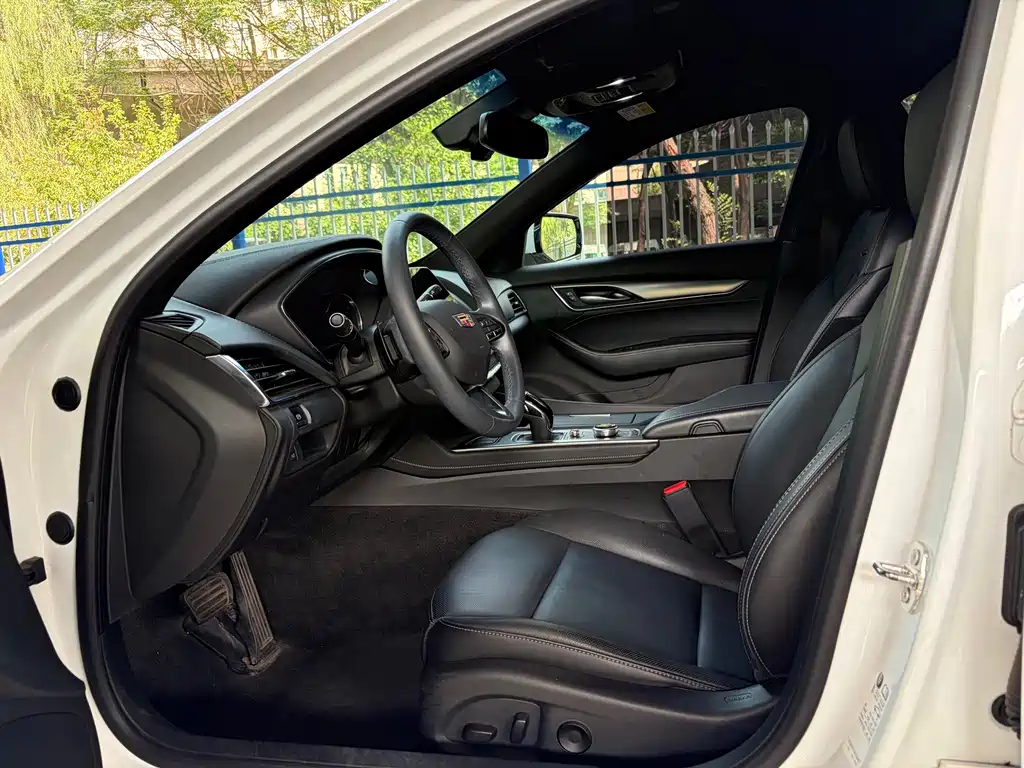 Cadillac CT5 — фото 7