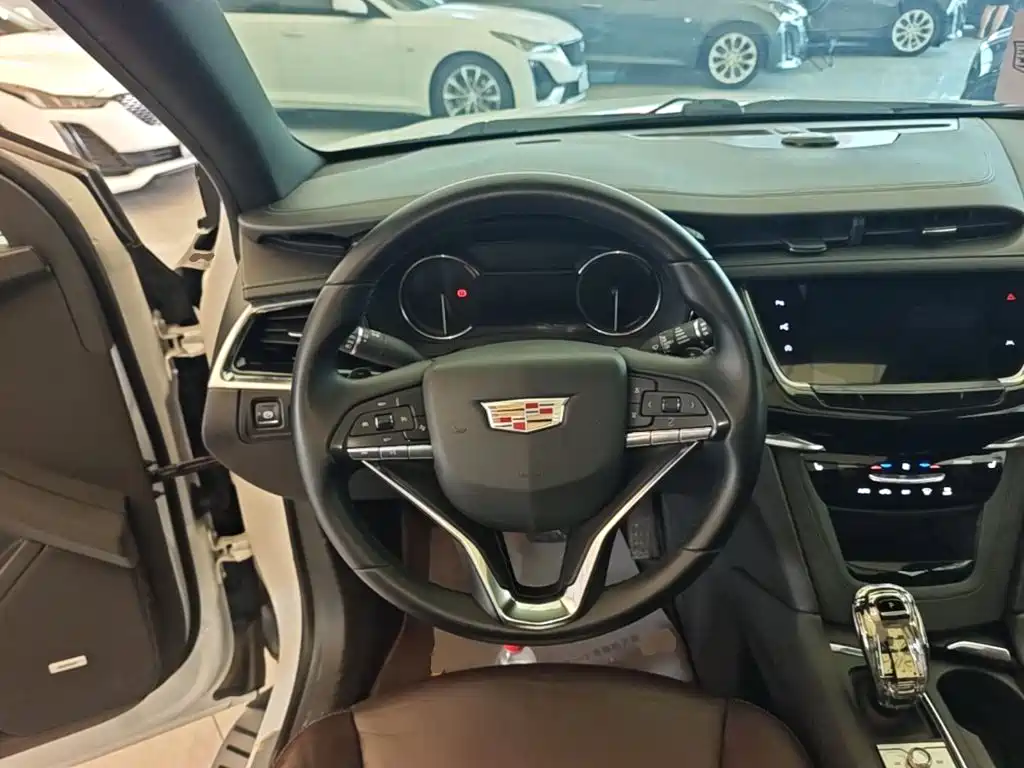 Cadillac XT6 — фото 11