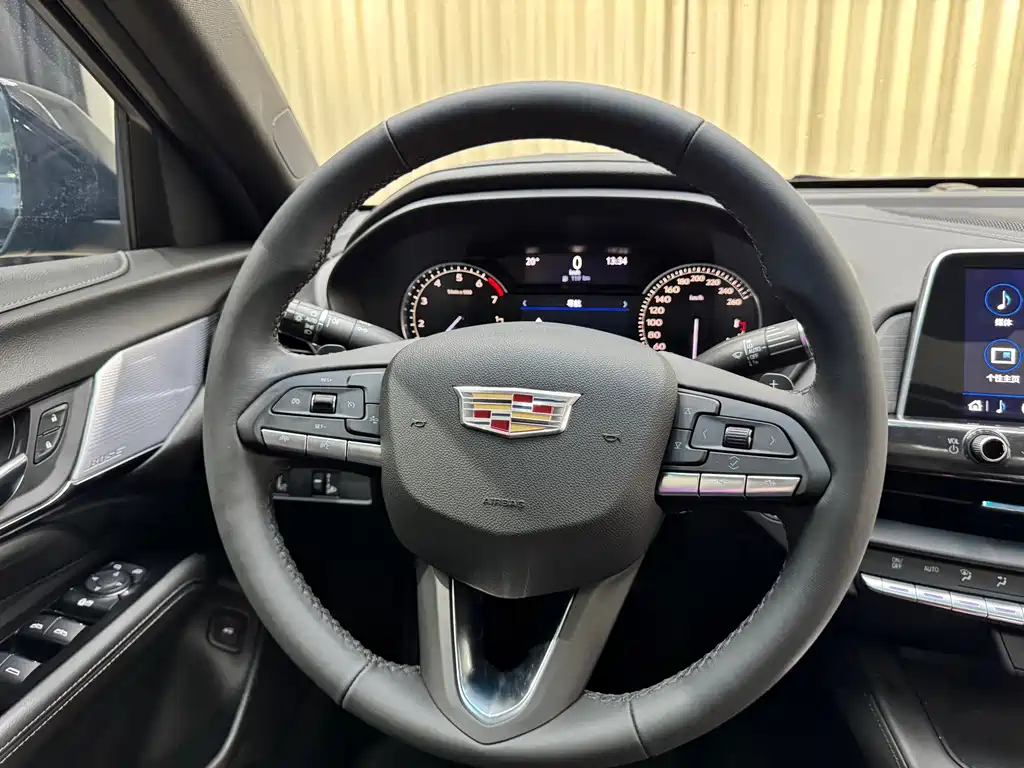 Cadillac CT4 — фото 17