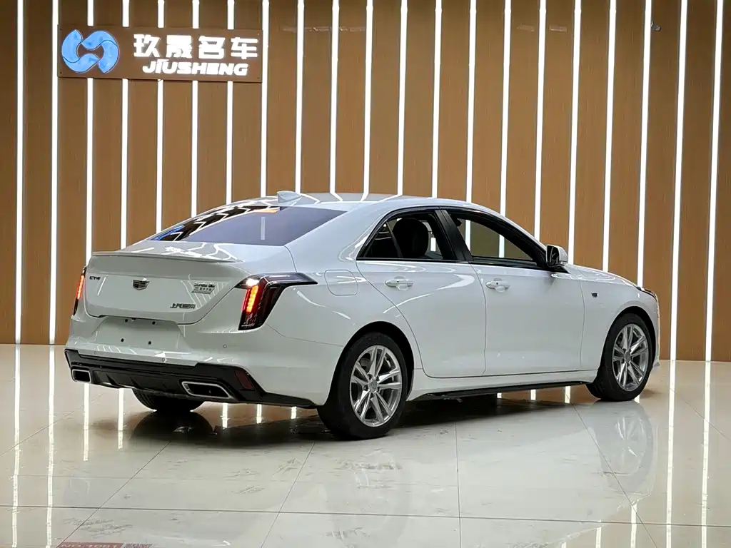 Cadillac CT4 — фото 16