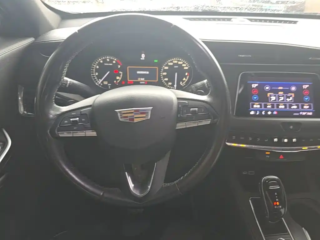 Cadillac XT4 — фото 11