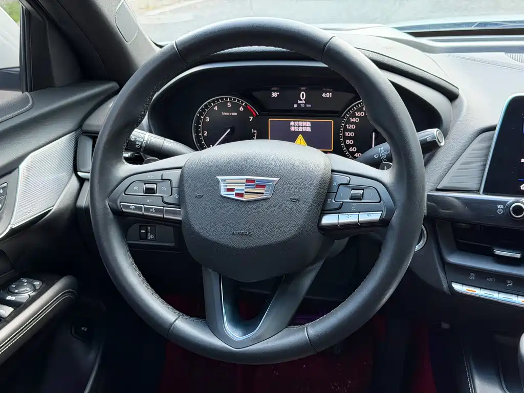 Cadillac CT4 — фото 15