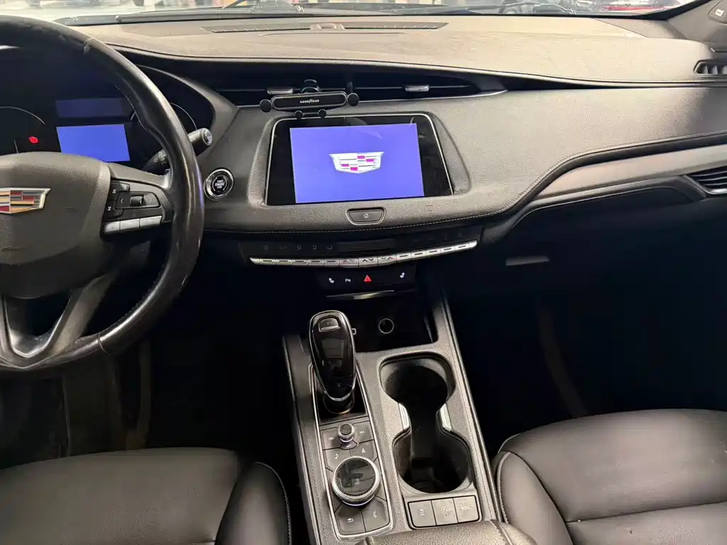 Cadillac XT4 — фото 10