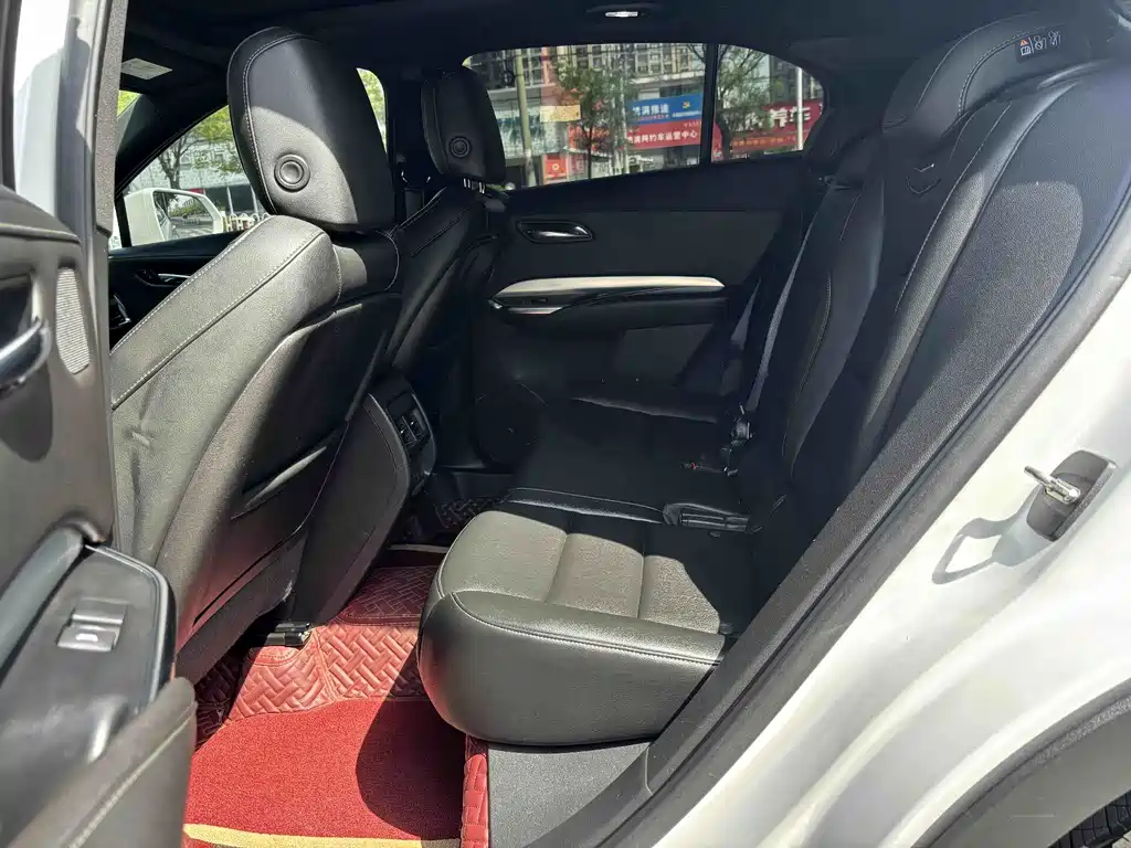 Cadillac XT4 — фото 8
