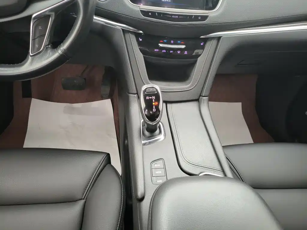 Cadillac XT5 — фото 10