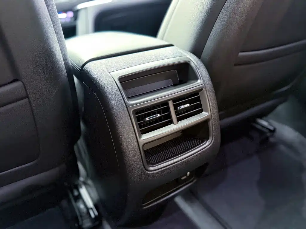 Cadillac XT5 — фото 15