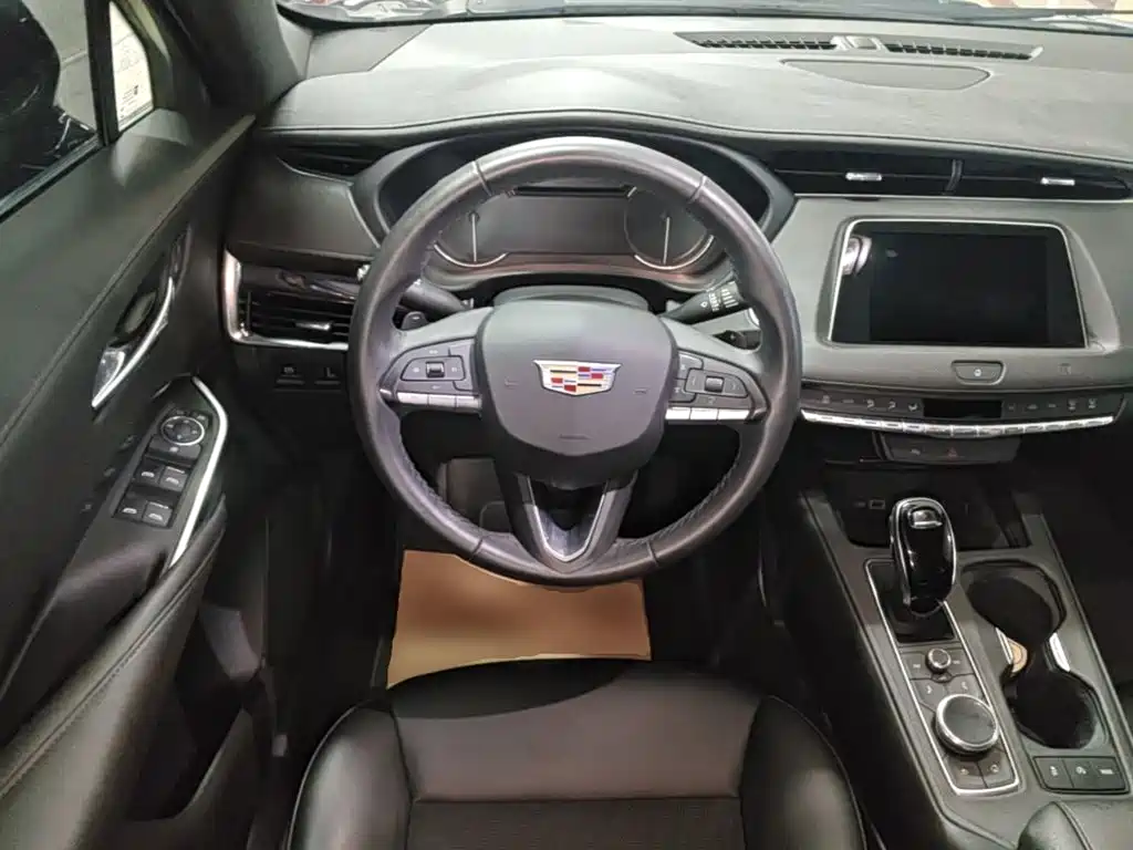 Cadillac XT4 — фото 11