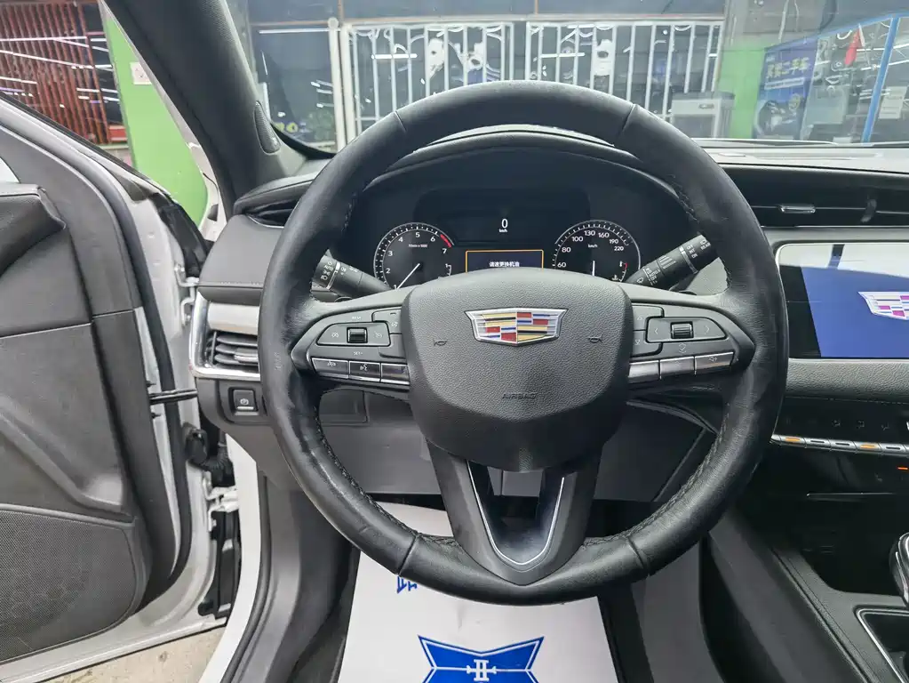 Cadillac XT4 — фото 10