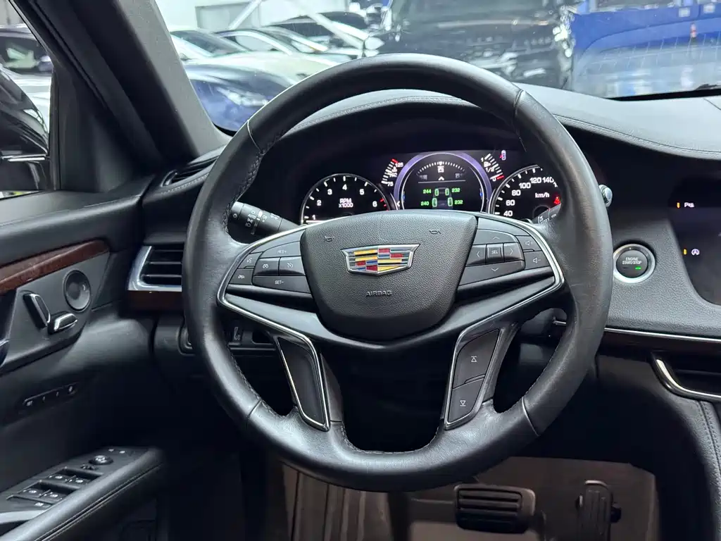 Cadillac CT6 — фото 14