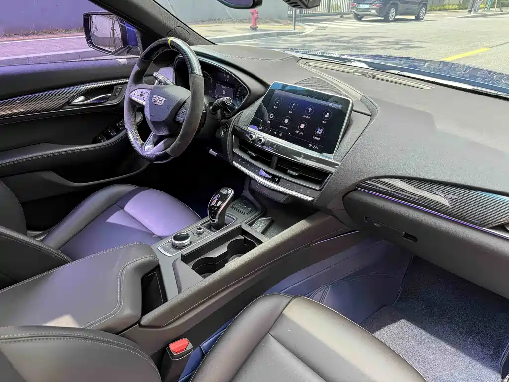 Cadillac CT5 — фото 9