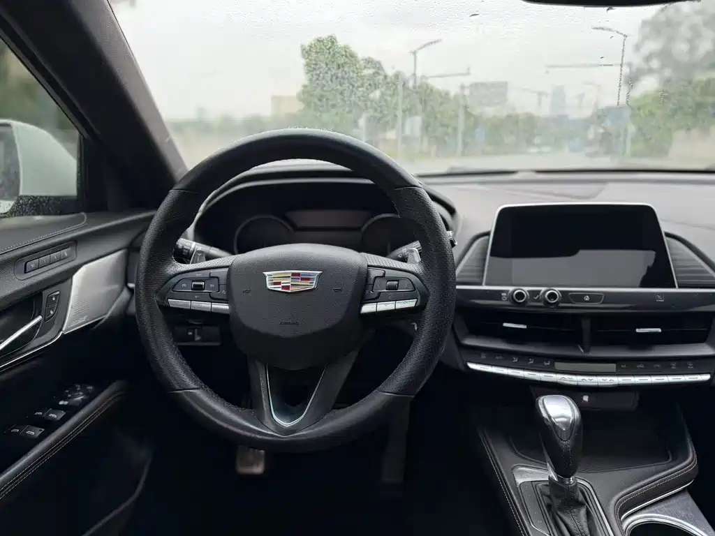 Cadillac CT4 — фото 7