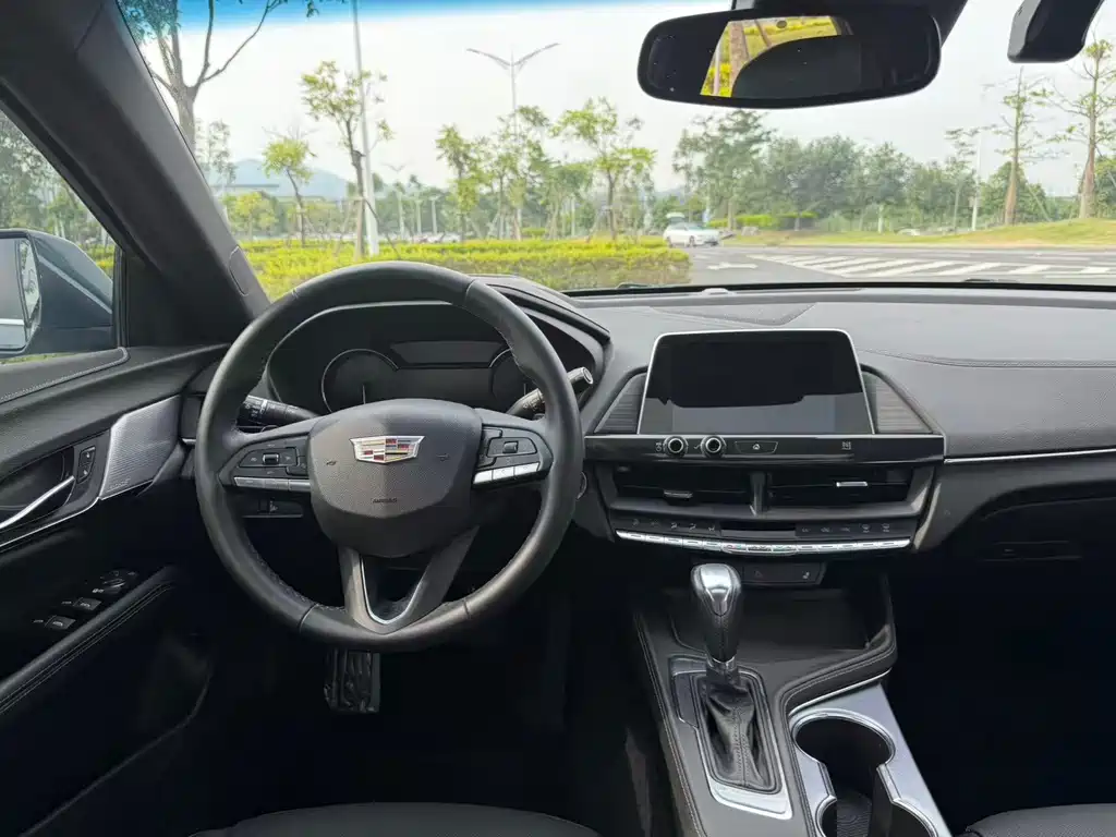 Cadillac CT4 — фото 11