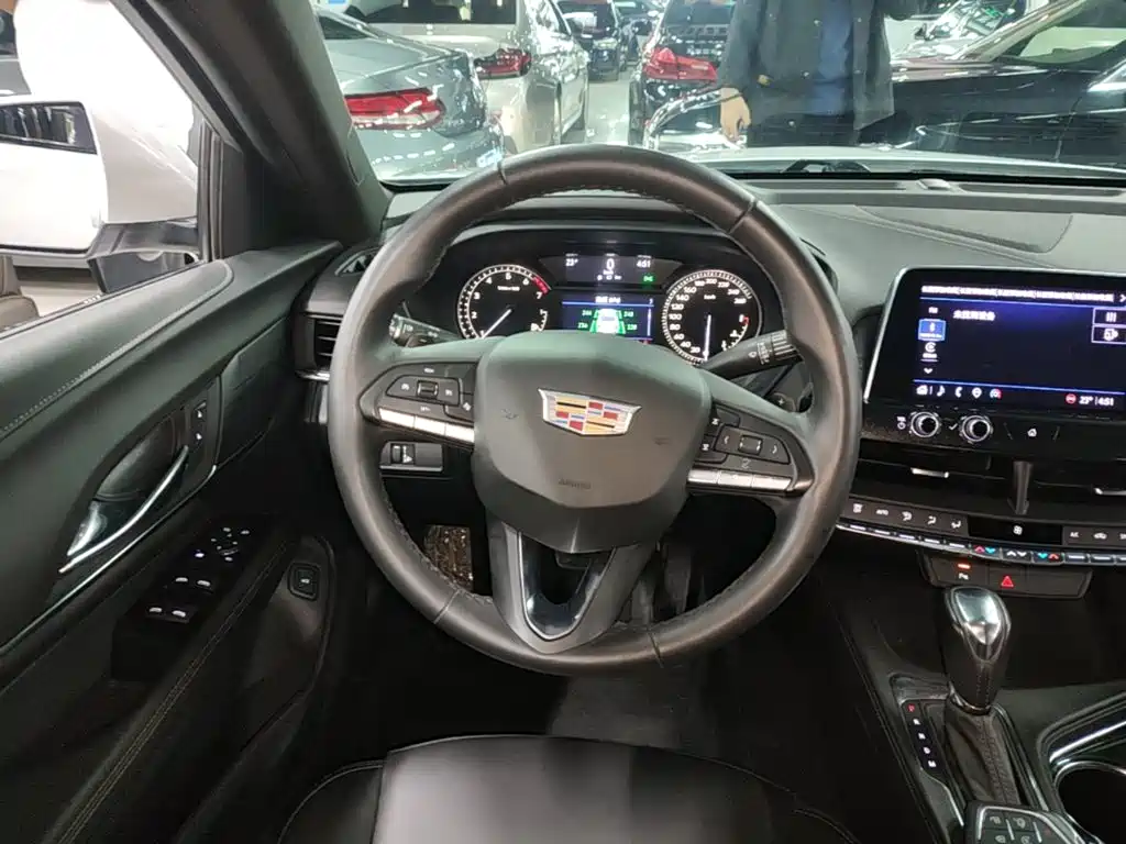 Cadillac CT4 — фото 11