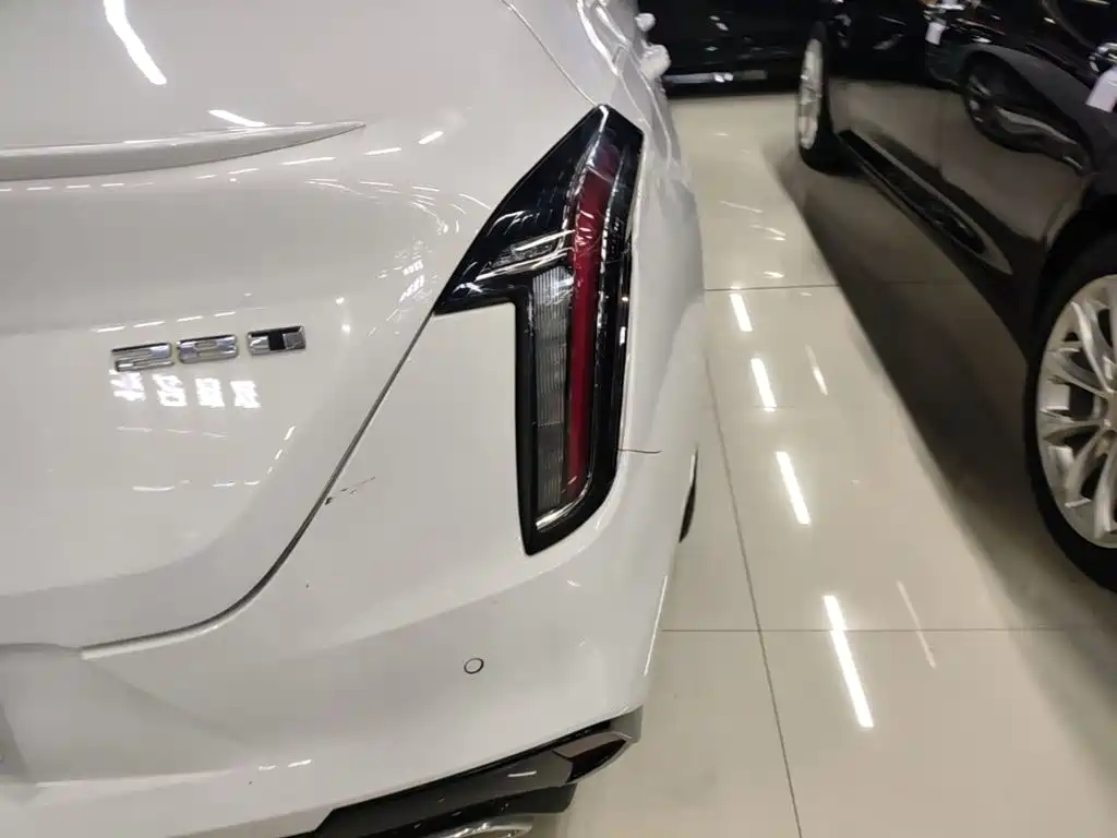 Cadillac CT4 — фото 8