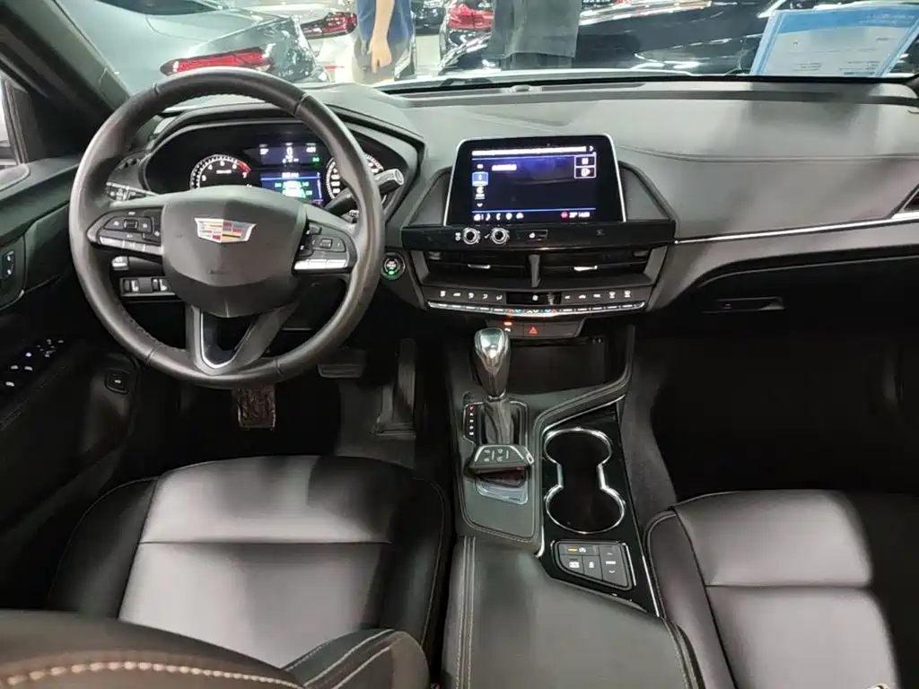 Cadillac CT4 — фото 10