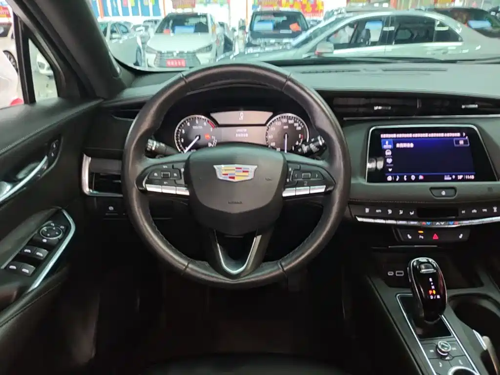 Cadillac XT4 — фото 11