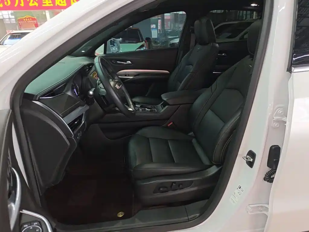 Cadillac XT4 — фото 15