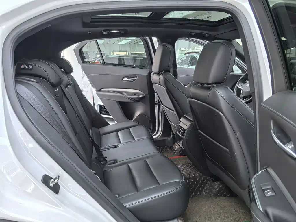 Cadillac XT4 — фото 11