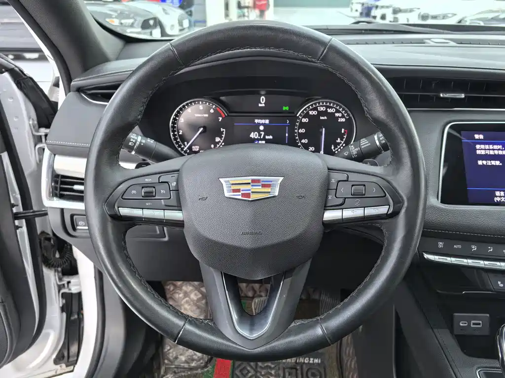 Cadillac XT4 — фото 8