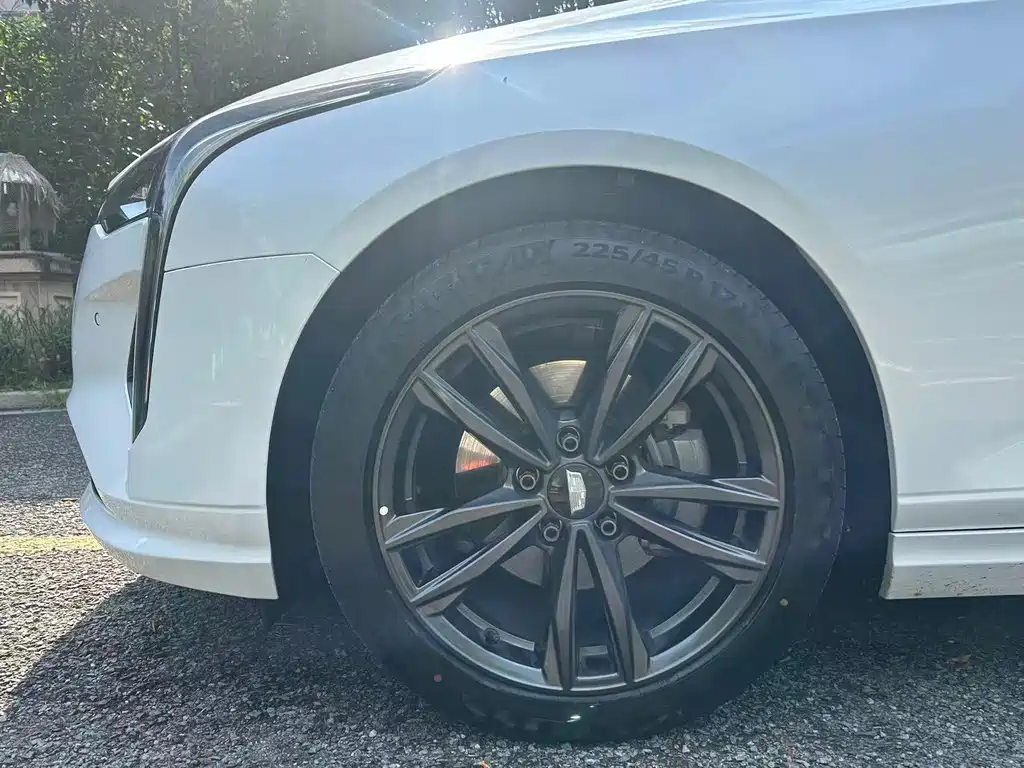 Cadillac CT4 — фото 11