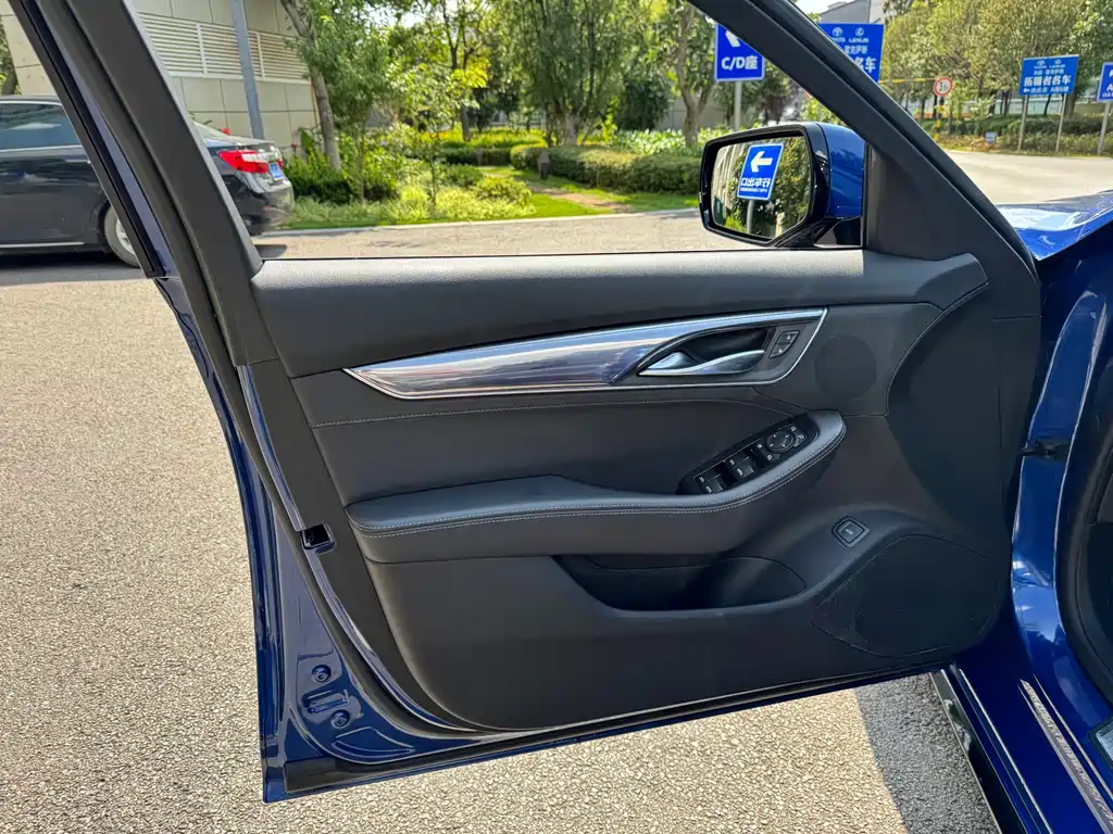 Cadillac CT5 — фото 21