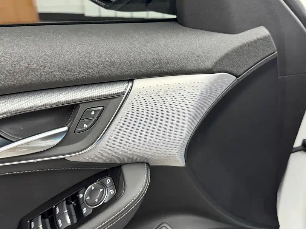 Cadillac CT5 — фото 19