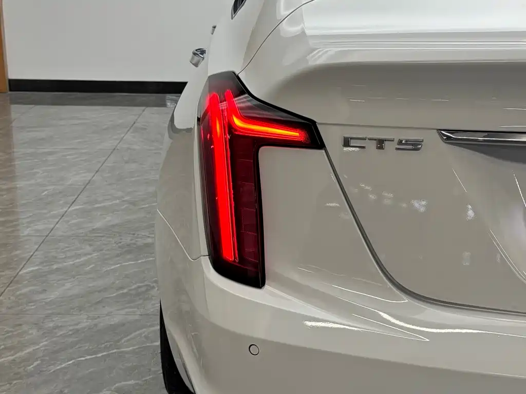 Cadillac CT5 — фото 8