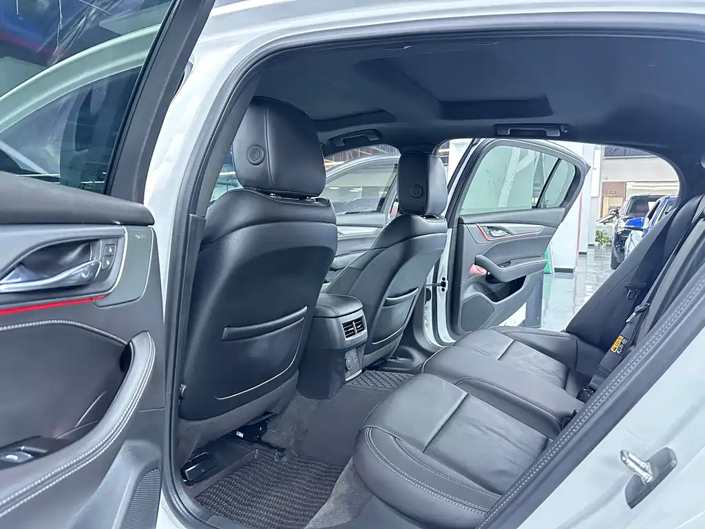 Cadillac CT5 — фото 10