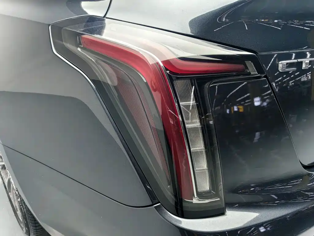 Cadillac CT5 — фото 13