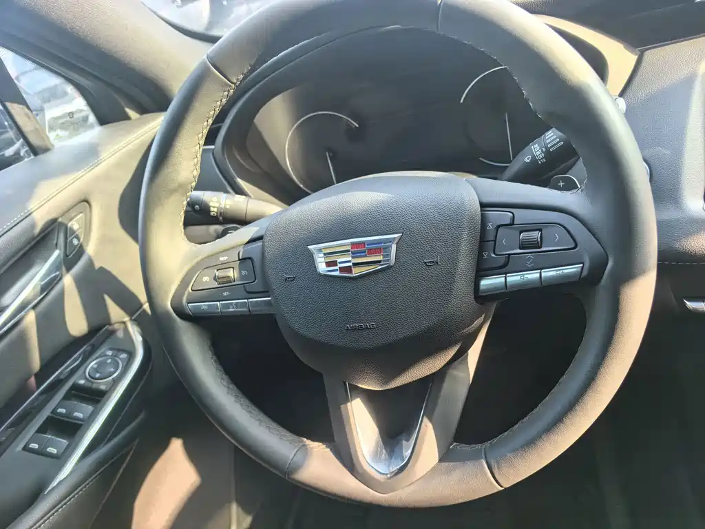 Cadillac XT4 — фото 4
