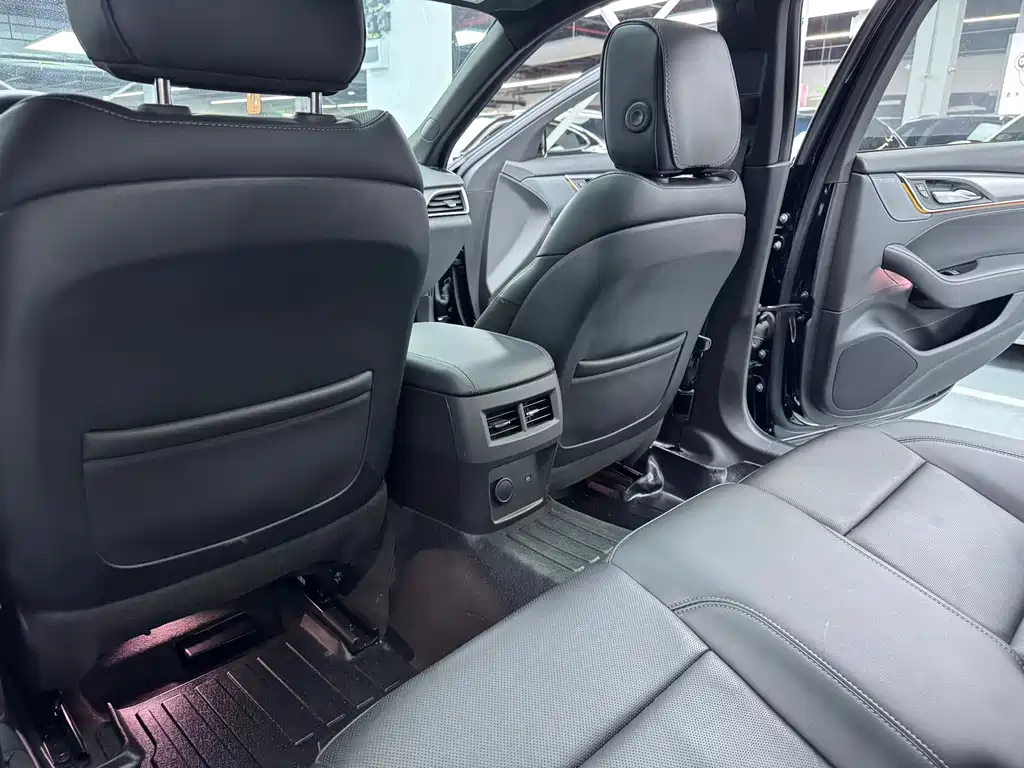 Cadillac CT5 — фото 8