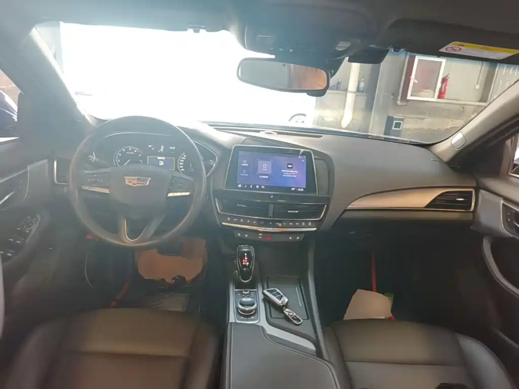 Cadillac CT5 — фото 10