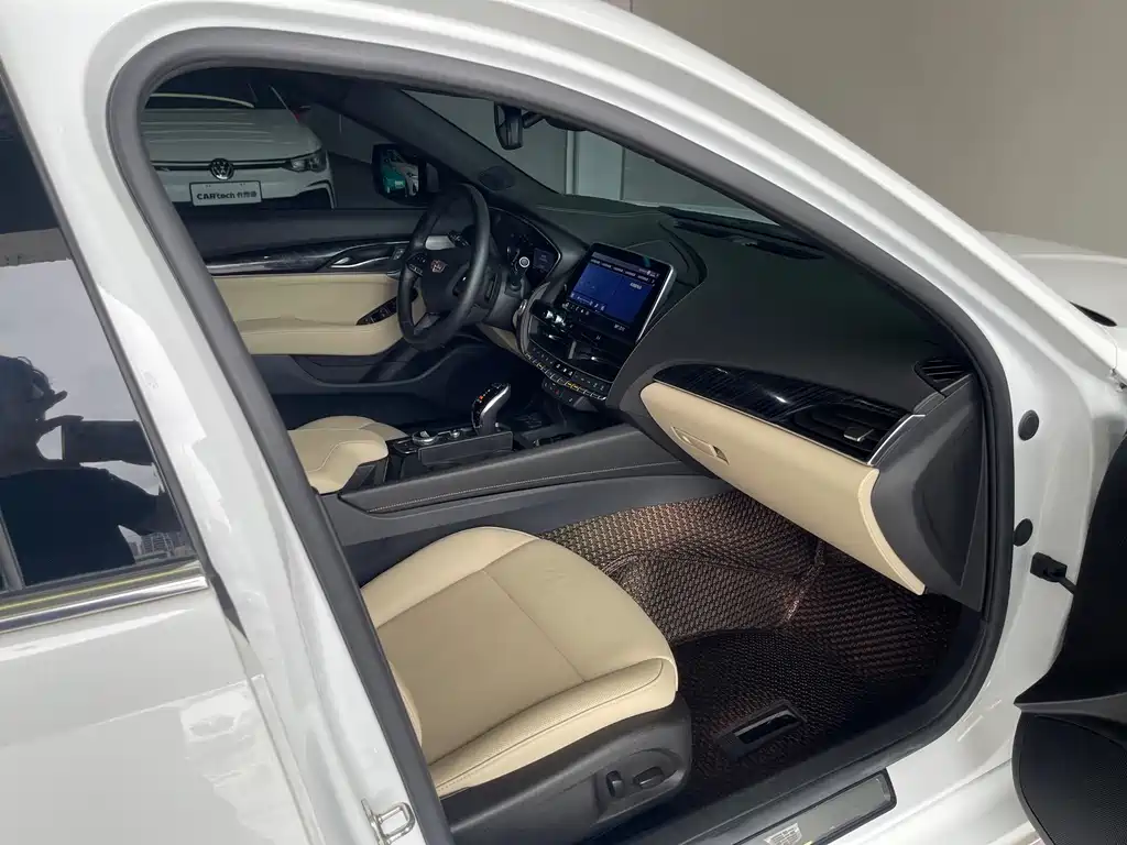 Cadillac CT5 — фото 28