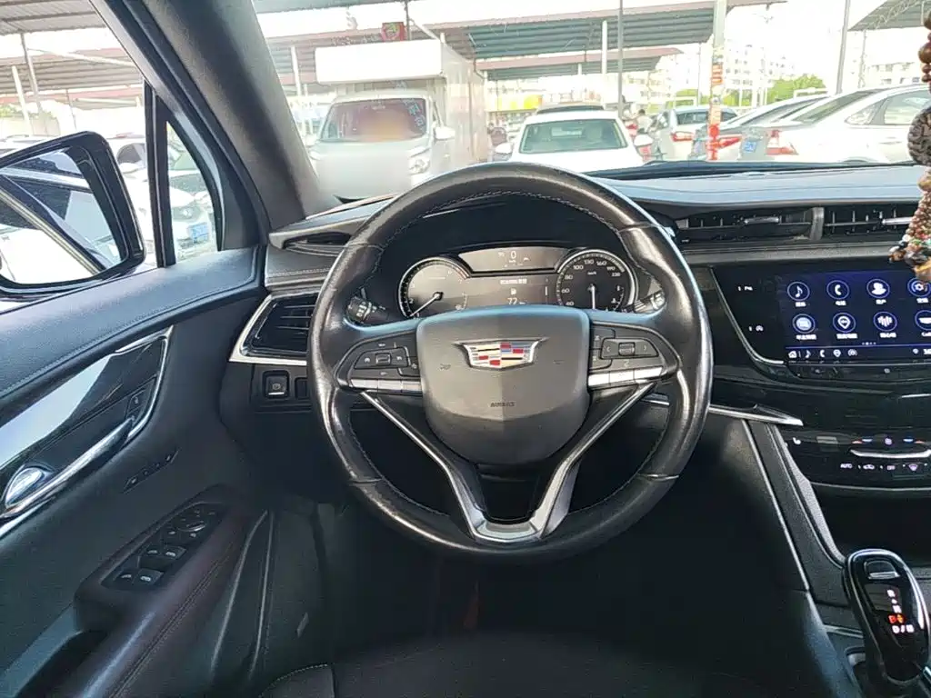 Cadillac XT6 — фото 11