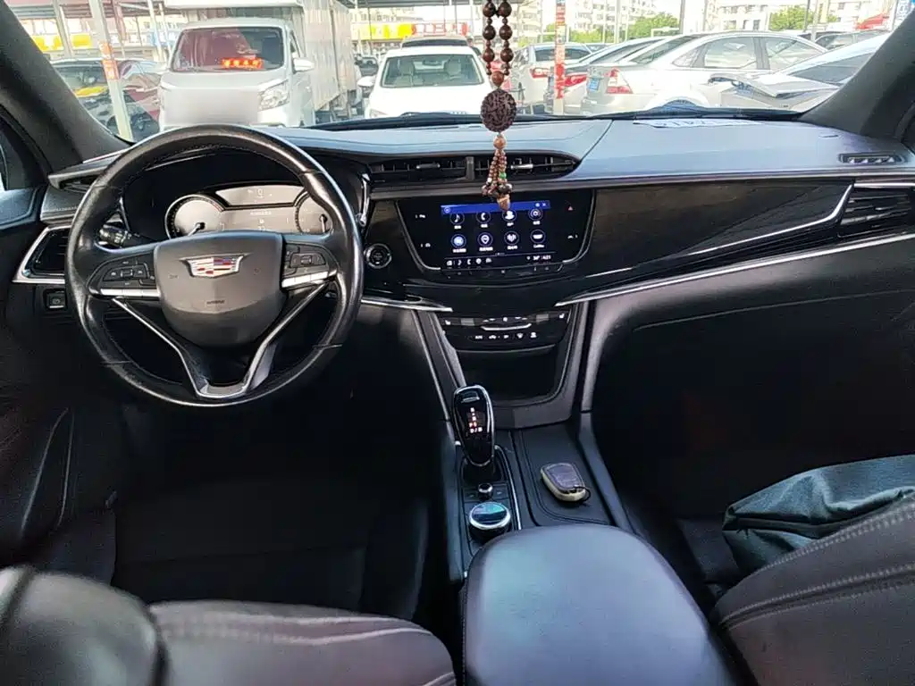 Cadillac XT6 — фото 10