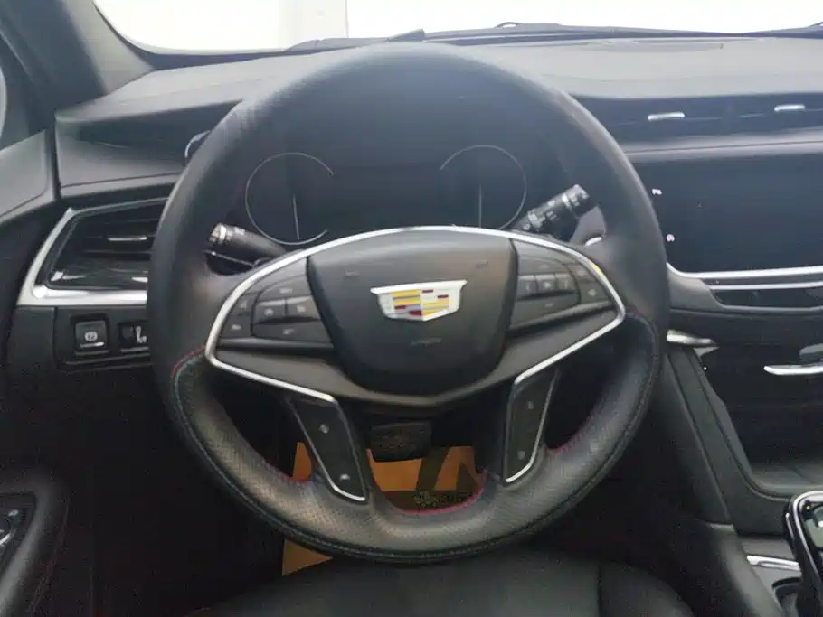 Cadillac XT5 — фото 15