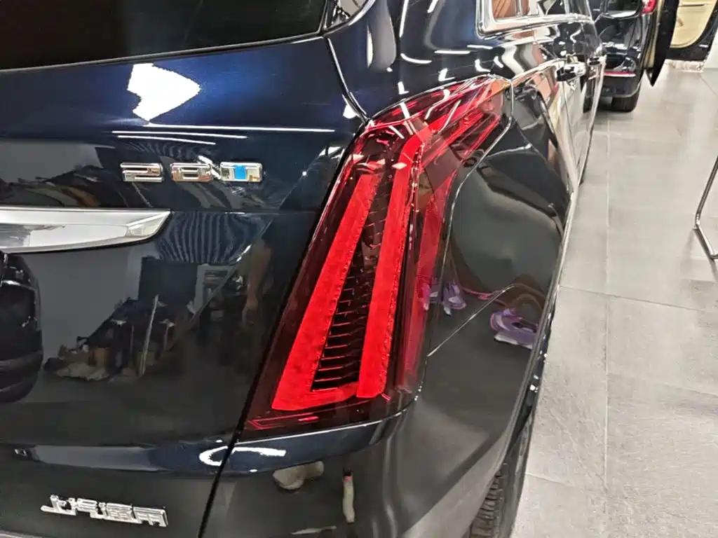 Cadillac XT5 — фото 8