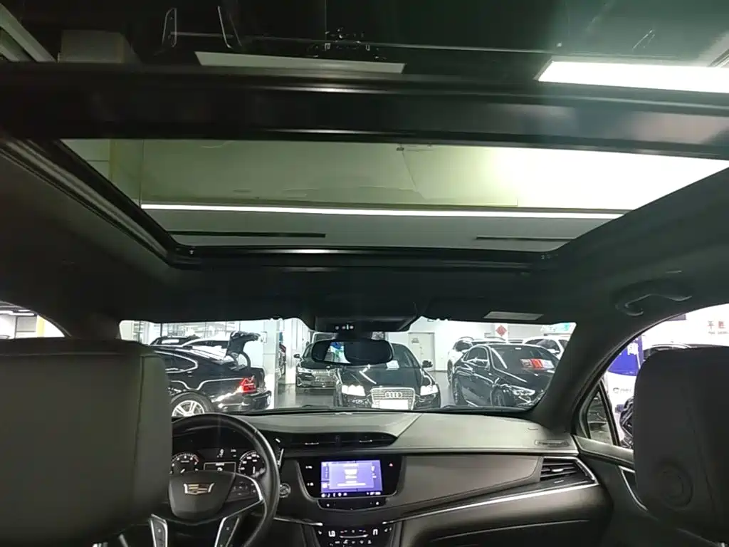 Cadillac XT5 — фото 18