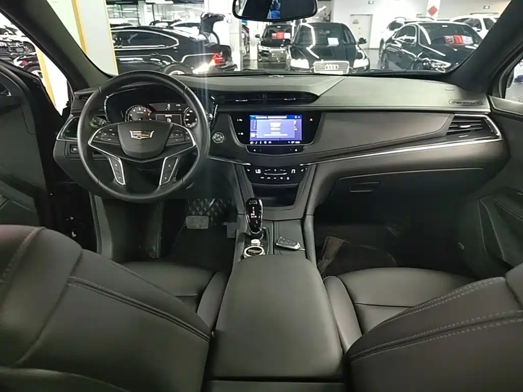 Cadillac XT5 — фото 10