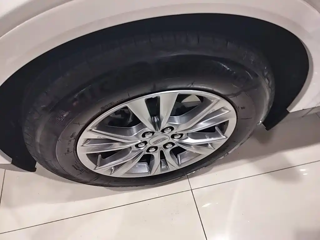 Cadillac XT5 — фото 23
