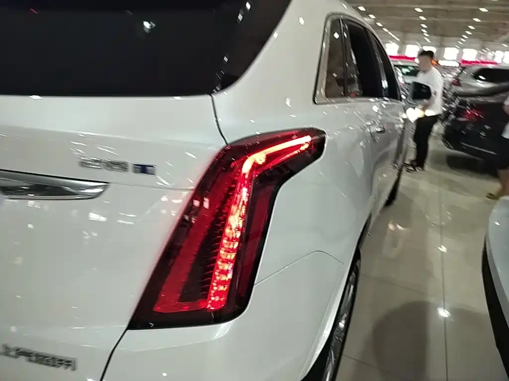 Cadillac XT5 — фото 8