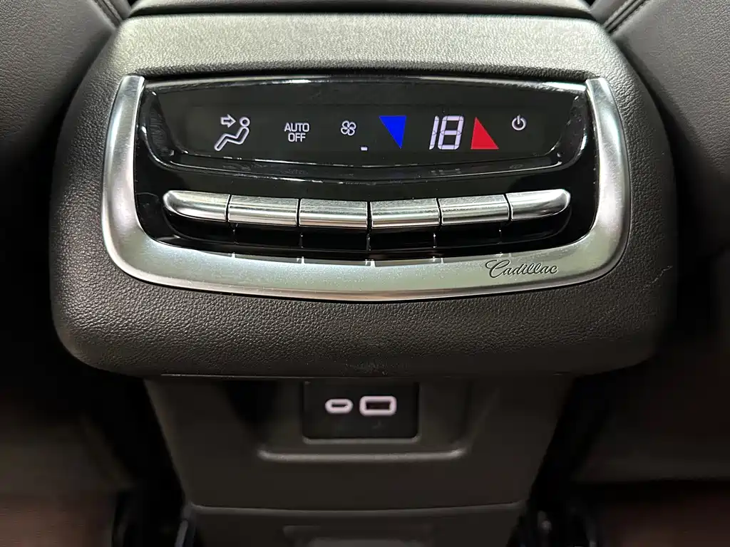 Cadillac XT6 — фото 23