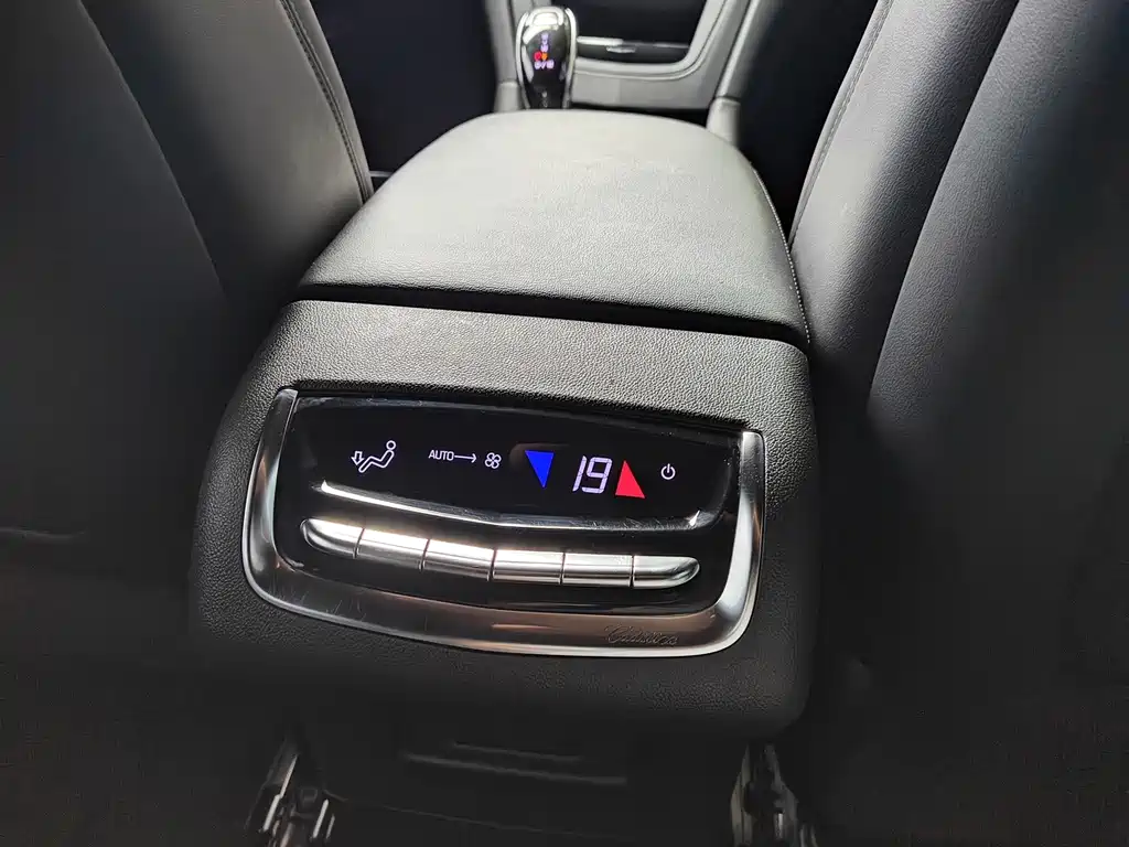 Cadillac XT6 — фото 20