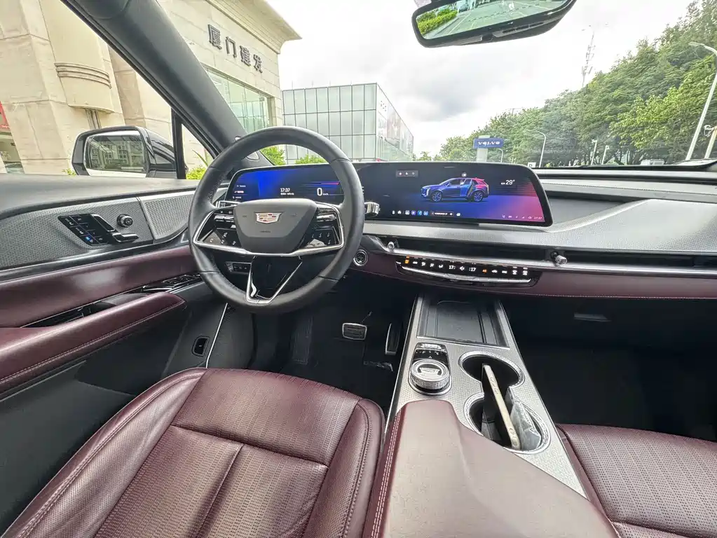 Cadillac XT5 — фото 11