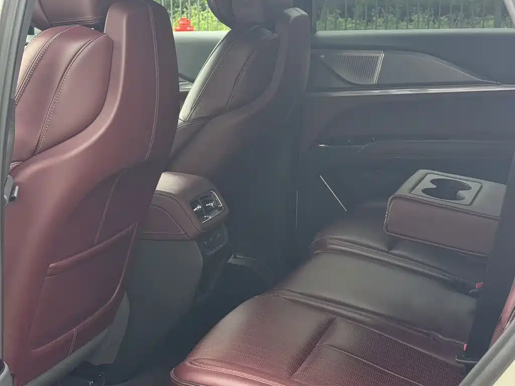 Cadillac XT5 — фото 13