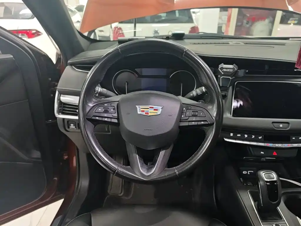 Cadillac XT4 — фото 11