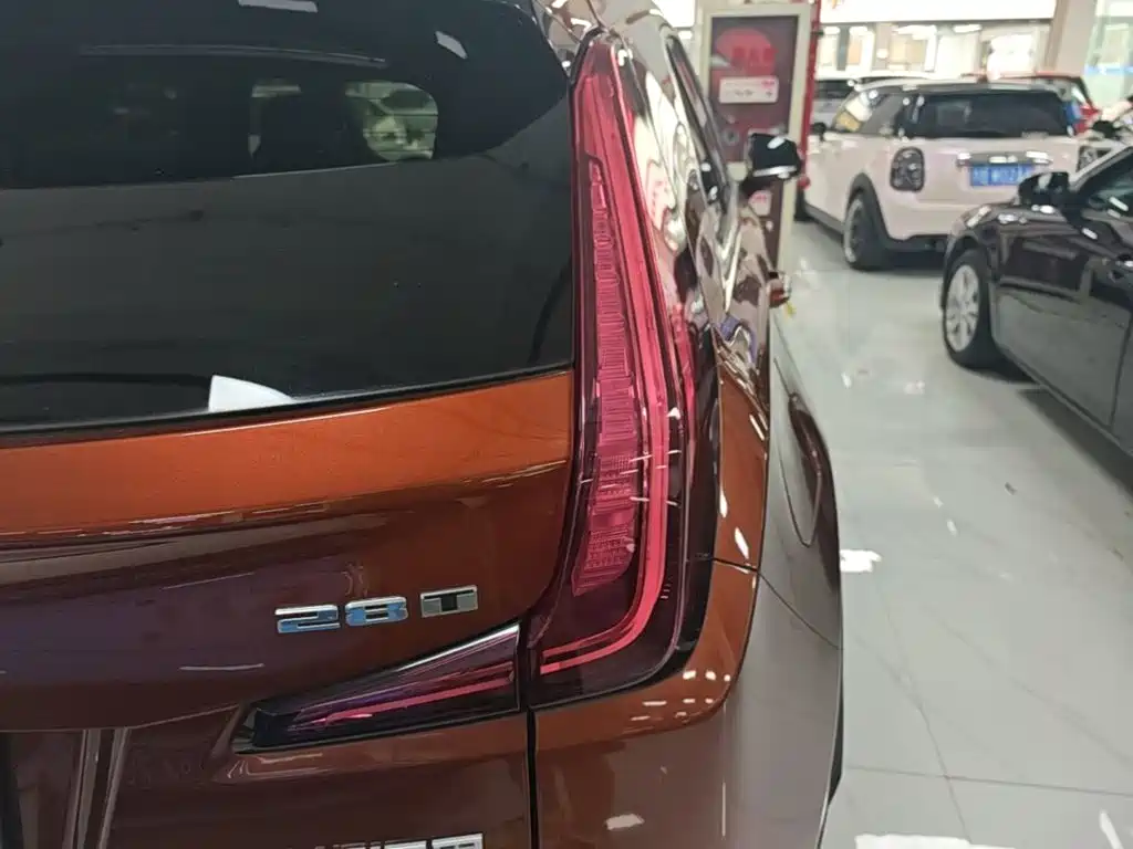 Cadillac XT4 — фото 8