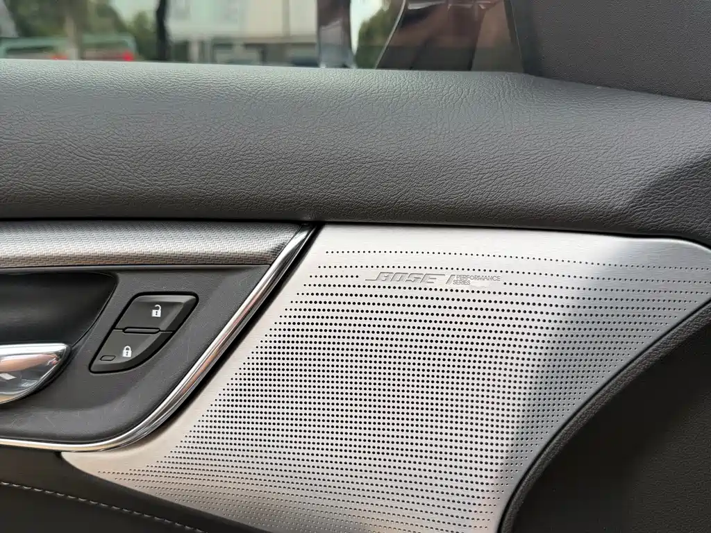 Cadillac CT5 — фото 10