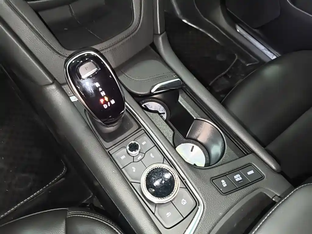 Cadillac XT5 — фото 14